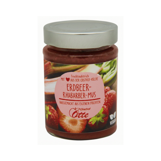 Hausgemachtes Erdbeer-Rhabarber-Mus aus eigenen Erdbeeren